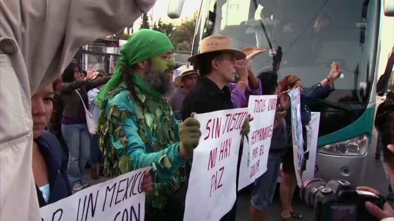 Activistas protestando frente a un bus