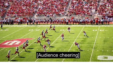Partido de fútbol americano.  Graderías llenas de gente. Subtítulo: Audiencia gritando.