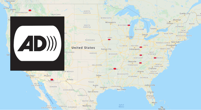  Descripción de imagen: Mapa de Estados Unidos con nueve puntos rojos sobre diferentes sitios. A la izquierda sobre el mapa aparece el símbolo de audio descripción, formado por las letras "AD" y tres arcos a la derecha de la D.