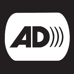 Símbolo de audio descripción. Letras “AD” negras sobre fondo blanco.