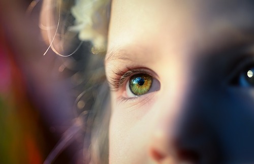 Ojos de una niña mirando hacia la distancia