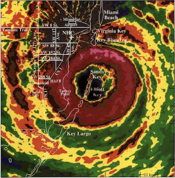 Huracán Andrew, mostrado como un aro rojo, gira sobre el mapa del sur de Florida