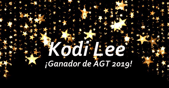Fondo negro con estrellas relucientes y doradas. Sobre el dice Kodi Lee ¡Ganador de AGT 2019!