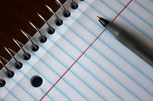 bolígrafo sobre un cuaderno anillado
