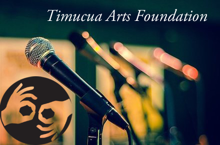Varios micrófonos iluminados por una luz de un escenario. Junto a un micrófono a la izquierda está el icono de ASL. En la parte superior derecha dice Timucua Arts Foundation.