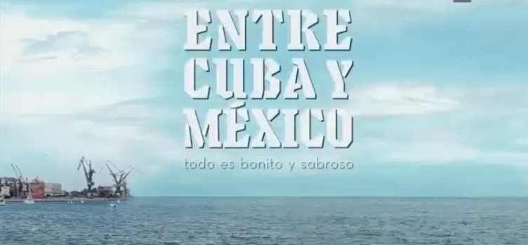 Vista del mar azul oscuro bajo un cielo azul claro. Grúas de un puerto en un costado. Sobre la imagen aparece la frase "Entre Cuba y México todo es bonito y sabroso"