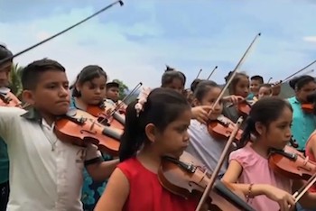 Niños tocando violín