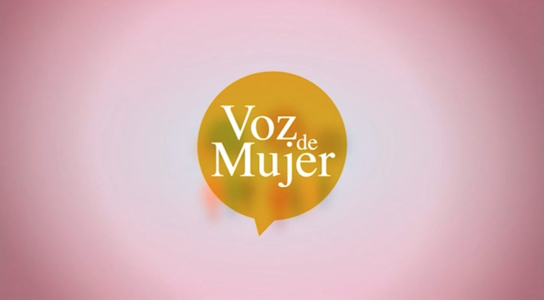 Light pink degrade background. White text inside a golden speech balloon: Voz de mujer.