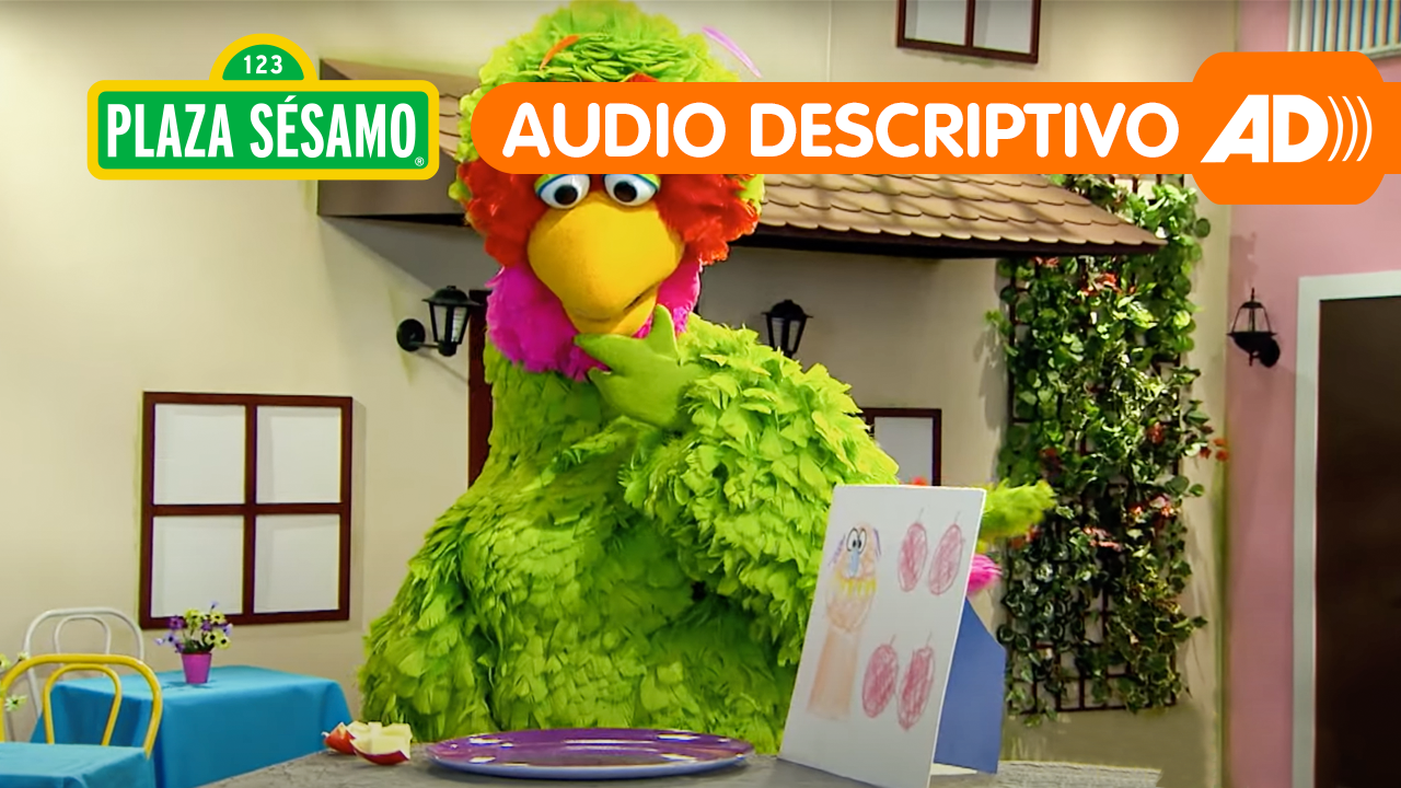 The bird muppet Abelardo Montoya looking at an empty plate. Text:  Plaza Sésamo,  Audio descriptivo. 